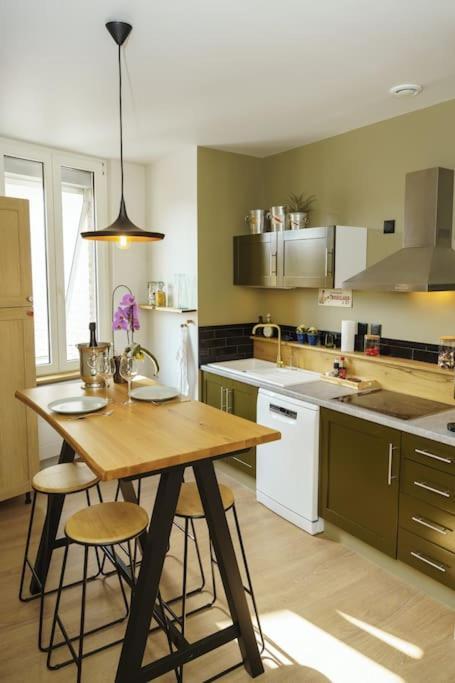 Au Ptit Bouchon - Stationnement Gratuit Dans La Rue Reims